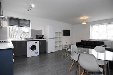 2 bed flat, Belgrave Lane, Mutley, Plymouth, PL47DA - Image 2